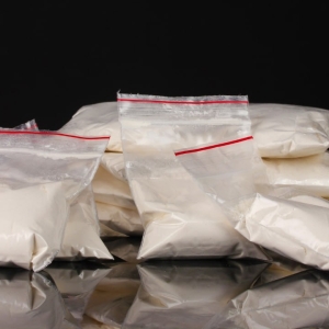 菲律宾毒窝被端！警方缴获手枪及价值800万毒品