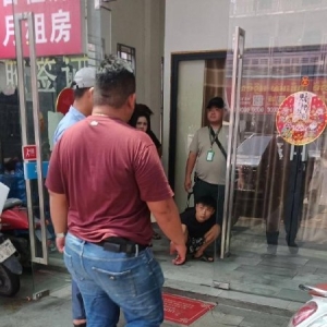 越南出租车内发生争执，中国男子跳车受伤