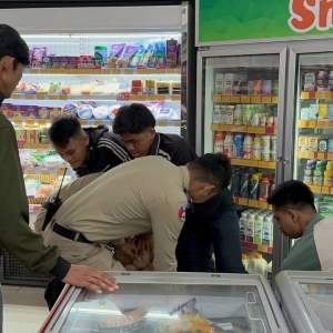 疯狂！中国男子在金边便利店闹事，暴力拒捕咬伤岗长手指