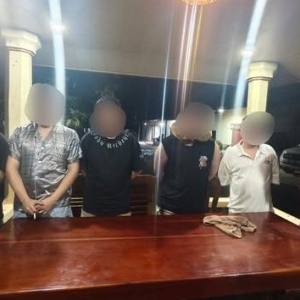 柬埔寨深夜拦截可疑车辆！6名中国人无证被查获109部手机