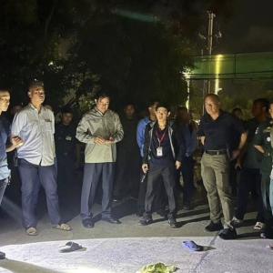 翻墙、跳水、躲屋顶！西港电诈园区突袭现场秩序失控