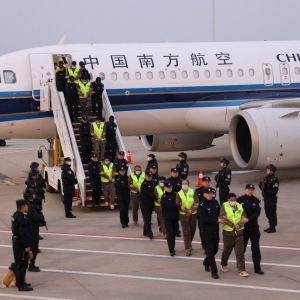 圈钱跑路躲国外？中国警方亮剑全球追逃，880人被抓回国