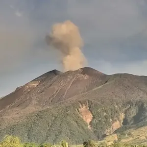 菲律宾坎拉翁火山喷发！灰柱高达1200米仍维持2级警戒