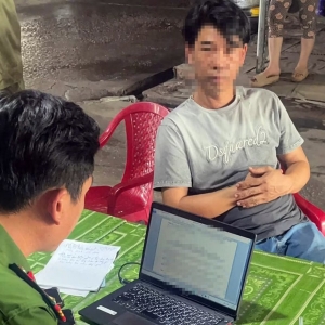 越南安江警方突击市场！捣毁一非法电击捕鱼设备销售点