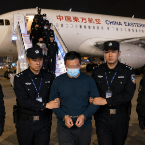 境外引渡成功！中国通报跨国偷渡“大蛇头”蔡某被捕