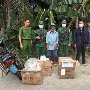 骑摩托车运125公斤炸药？越南父子省际非法走私当场被捕