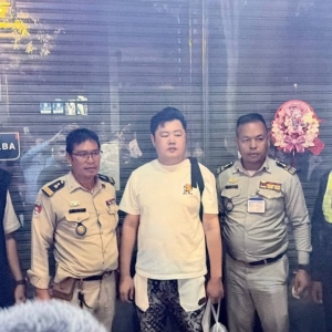 金边突查涉诈住宅！逮捕1名中籍男子，起获近700部手机