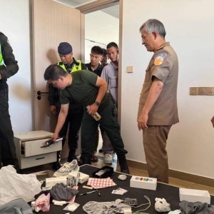 金边警方突袭公寓，两名中国籍男子涉诈落网