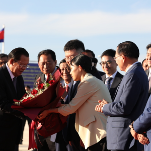 柬参议院主席洪森今早启程访华，将与习近平会晤