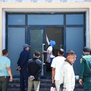 严打网诈：柬宪兵联合地方政府对疑似诈骗场所开展清查
