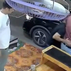 餐厅吃饭被拖上车？芭提雅街头惊现“绑人”画面