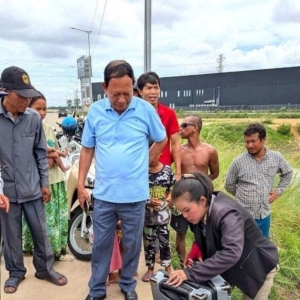 看到警察就跳河？金边3名中国男子带着行李箱狂奔