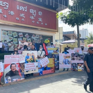 多名中国公民使馆前反映：账户被冻结问题，现场秩序平稳