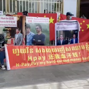 维权者今日继续在中国驻柬埔寨大使馆外举旗维权