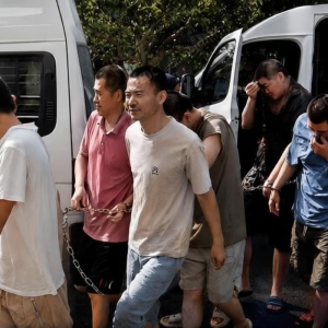 纳闽跨境电诈案开庭，48名中国籍嫌犯否认诈骗指控