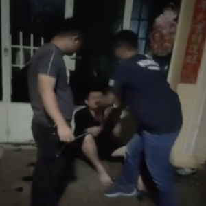 中国男子受毒品影响破坏民宅玻璃门，在西港被警方控制