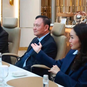 泰国三位前总理同框！他信、佩通坦、英拉会见印尼总统