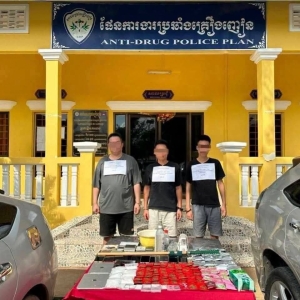 现场搜出手枪、长刀及毒品，柬警方逮捕3名中国籍嫌犯