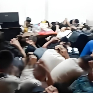仓库竟藏百人电诈团队！东帝汶警方突袭抓获98名中国籍人员