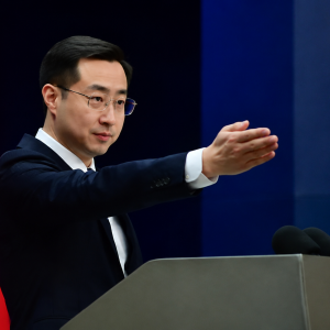涉菲视频引争议！中国外交部回应：非官方行为不评论