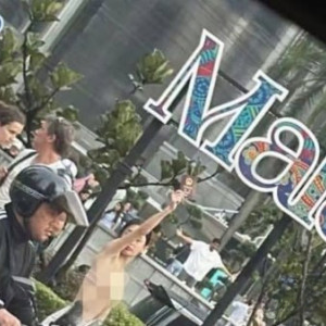 双子塔旁突发一幕！中国女子脱衣持护照求助领事人员