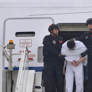 中国公民菲律宾遭绑架杀害案嫌犯落网，刘某文被押解回国