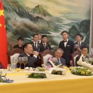 泰国总理访华献唱《甜蜜蜜》，用华语歌曲传递中泰友谊