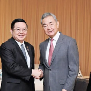 中菲外交博弈持续，王毅访菲释放重要信号