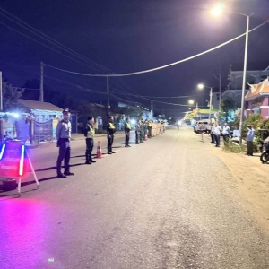金边深夜武装设卡突查，严查电诈相关物资
