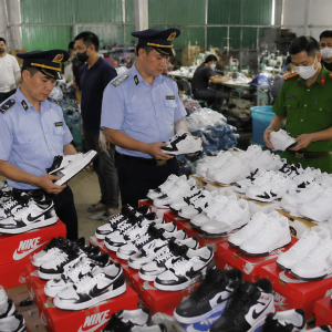 美国施压下越南查假货，近5万双耐克鞋被查