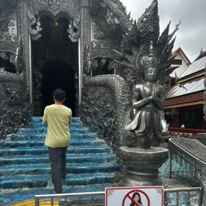 清迈“银庙”火了！女性游客买票却不能进核心建筑