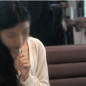 中国女子在仁川机场吸电子烟被拍！引发韩国舆论争议