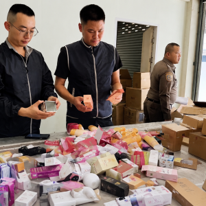 从中国运抵泰国再上网销售，假冒化妆品仓库被警方发现