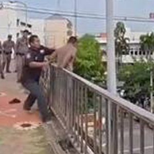 泰国男子因经济压力欲跳桥，警方耐心劝导并帮助返乡