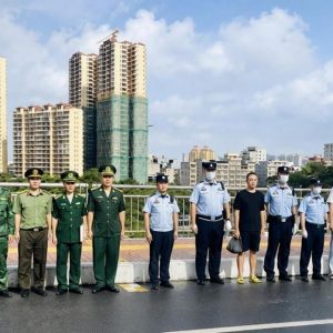 芒街口岸现场移交！5名中国人因非法进入越南被送回中国