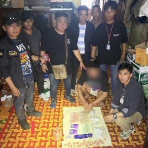 曼谷警方突袭公寓查毒，43岁男子藏3204粒冰毒落网