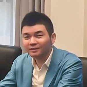 柬埔寨太子集团成员胡小伟离开日本，被遣送美国接受调查