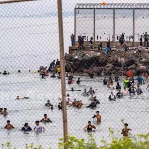 上岸就西班牙永居免费拿？数千人冒险渡海，只为进入欧洲