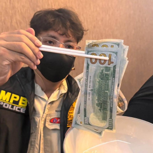 “白纸一秒变美元”？曼谷警方卧底现场揭开诈骗团伙骗局