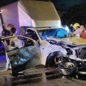 吸毒开车出车祸？泰国两辆皮卡相撞造成1死1伤