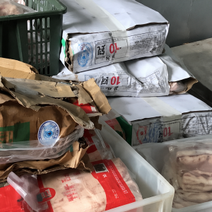 菲律宾查获1.9吨疑似走私中国肉品，5人被拘调查