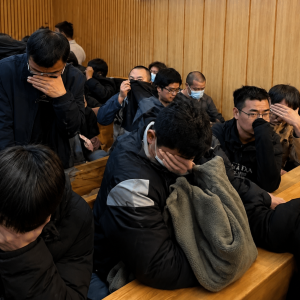 被抓后等待遣返，一批中国籍人员要求自费入住酒店遭质疑