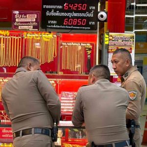 清莱金店3分钟被洗劫1300万，嫌犯骑摩托逃往老挝