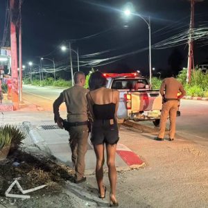 泰国春武里警方临检抓跨性别女子,查获冰毒与吸食工具