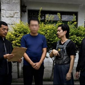 中国男子遭4人强行拖上SUV，赎金从300万砍到4万