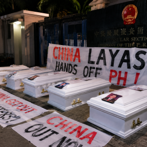 中国驻菲律宾大使馆外现白棺材和反华横幅，中方强烈谴责