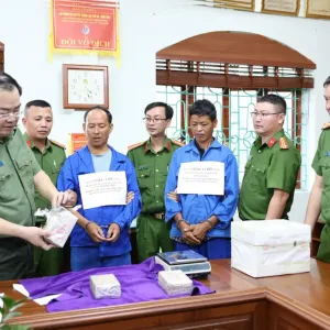 越南警方山区抓毒贩，现场查获8块海洛因