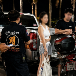 芭提雅警局门口出事，中国游客骑摩托撞上政府车辆