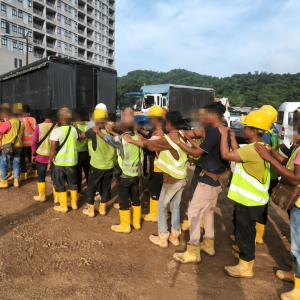 兰卡威严查非法务工！建筑工地104名外国人被移民局带走