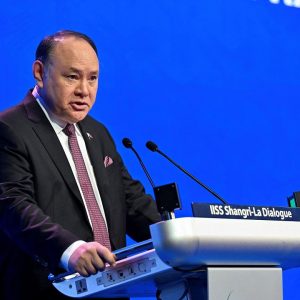 中菲再起执法争议！菲律宾防长指责中国“勒索和敲诈”